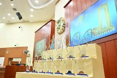 В Мажилисе вручили статуэтки лауреатам премии «Парламент сөзі» 