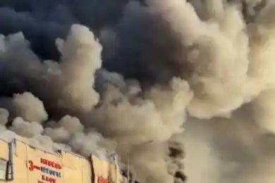 В горящем торговом доме в Астане обрушился потолок