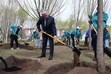 Президент Казахстана посадил дерево в парке «Жастар»