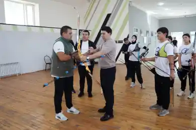 Министр туризма и спорта Мырзабосынов взял в руки лук и стрелу