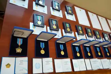 Глава Минюста Марат Бекетаев вручил госнаграды деятелям юстиции