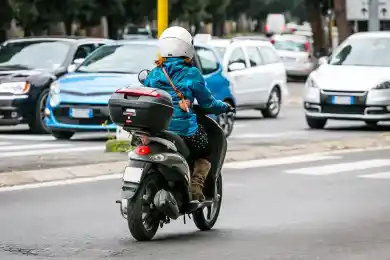 Водителей мопедов обяжут получить госномера и права – предложение МВД Казахстана