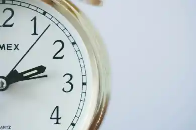 Министр Шаккалиев назвал решение о переносе времени «научно обоснованным и экономически целесообразным»