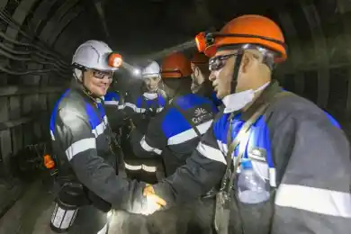 Премьер-министр Казахстана Олжас Бектенов спустился на глубину 520 метров с шахтерами