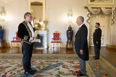 Посол Казахстана надел необычный фрак на встречу с Президентом Португалии