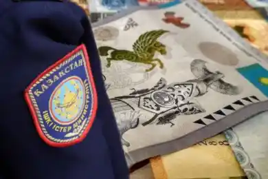 Из-за небольшой взятки за списывание штрафов инспектора ЦОУ в Нур-Султане лишили звания