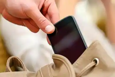 Астанчанин украл у знакомой смартфон Huawei P30 во время застолья