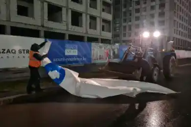 В Астане ветром сорвало часть фасада школы