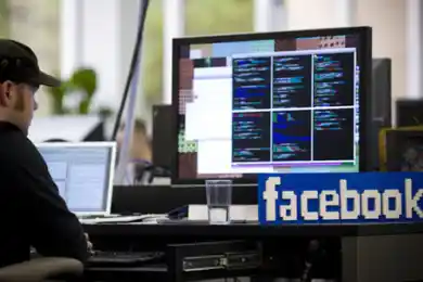 Facebook объяснил, почему удалял фото с солдатом, водружающим флаг СССР над Рейхстагом