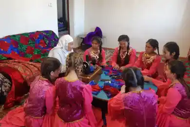 «Чем облачаться в черные одеяния – лучше носить одежду в национальном стиле» - Токаев