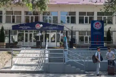 48 учеников отравились в Алматы. Школу и столовую временно закроют