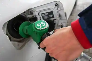 Казахстан начал импорт Аи-95 из России - Саткалиев