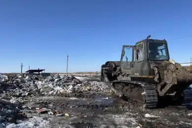 В Петропавловске бульдозер раздавил 600 литров алкоголя