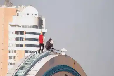 Трое юношей залезли на мост в Нур-Султане ради эффектного селфи - видео