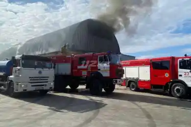 Дым виден на левом берегу. В Астане  тушат ангар