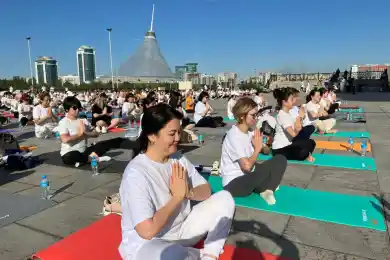 Глава Минздрава Ажар Гиният села в позу Лотоса – фото