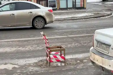 В Нур-Султане на месте ямы поставили старый стул - фото