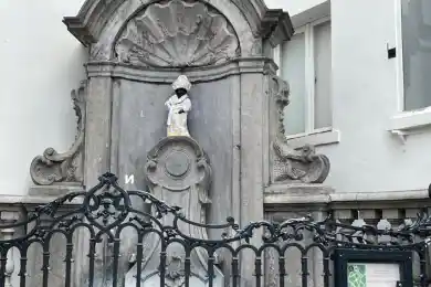 На «писающего» мальчика в Брюсселе одели шапан и қалпақ – фото