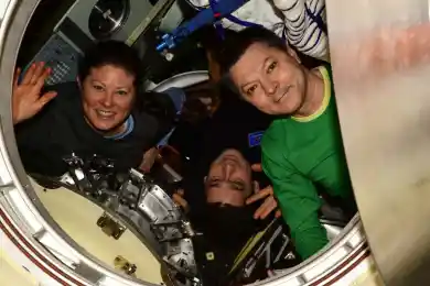 Провели год в космосе: под Жезказганом приземлился экипаж «Союз МС-25»