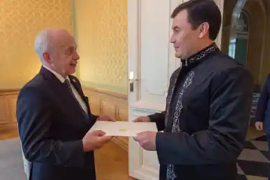 Почему не все послы РК надевают казахские камзолы на вручении верительных грамот