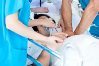 Скончавшуюся от COVID-19 алматинку медики пытались откачать полчаса