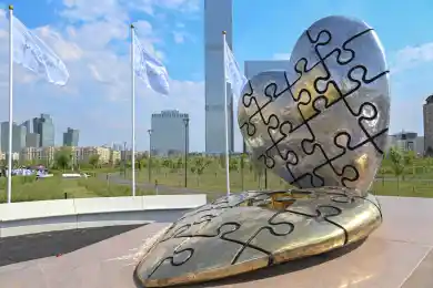 Президент Казахстана открыл мемориал, посвященный медикам