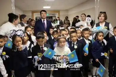 Министр просвещения РК Гани Бектаев поздравил учащихся новой школы в Астане