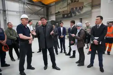 Снижение пенсионного ценза обсудил Ермухамет Ертысбаев с коллективом завода в Нур-Султане