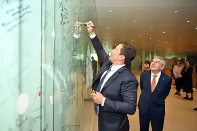 Головкин встретился с главой МОК и оставил автограф