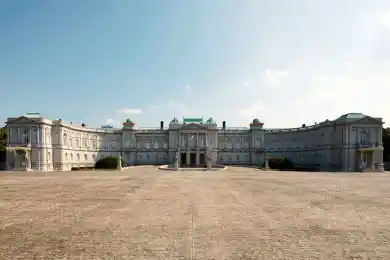 Японец два часа прятался от полиции на территории резиденции императора