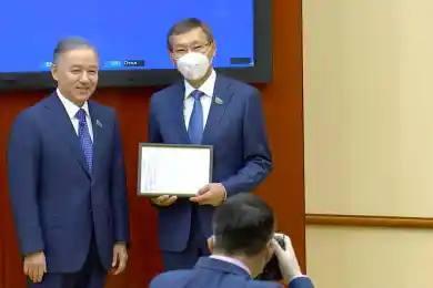 Мажилис досрочно прекратил полномочиях трех депутатов