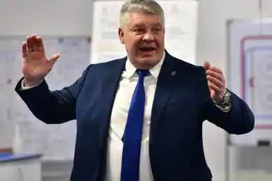 "Так нельзя, мужики": Михайлис пожурил игроков "Барыса", а Ортио передал чапан Асетову