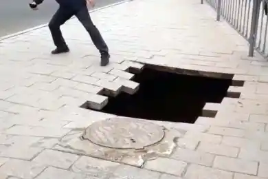 В Нур-Султане начали заделывать большую яму в оживлённом районе