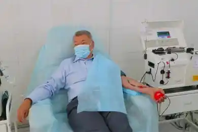 Даниал Ахметов стал донором и показал пример акимам - фото