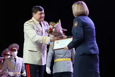 Столичные полицейские поздравили сотрудниц с Международным женским днём 8 марта