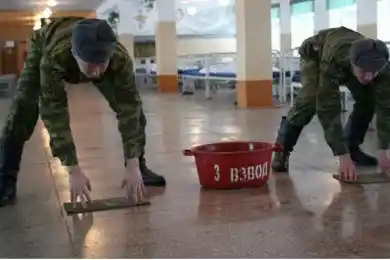 Министр обороны Казахстана ответил - почему солдаты моют полы в казармах