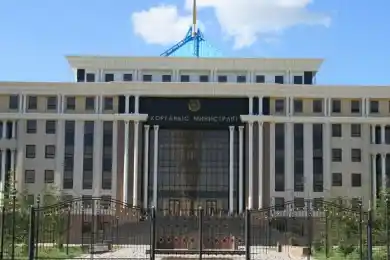 В Астане на одном из этажей Минобороны загорелась мебель