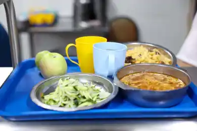 Министр обороны Казахстана пообедал в солдатской столовой