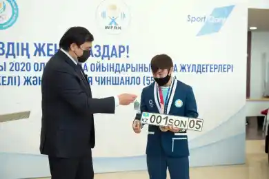 001 SON: Тяжелоатлетам Сону и Чиншанло подарили Toyota Camry 75 c крутыми госномерами