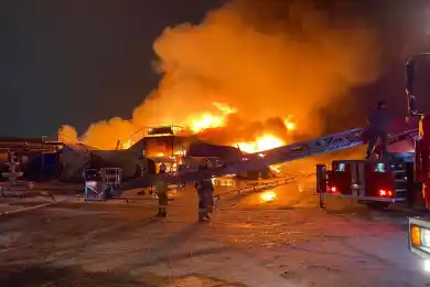 В Атырау 168 пожарных, военнослужащих и полицейских тушили огонь на рынке