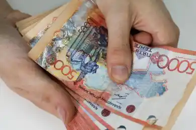 Нацбанк Казахстана принял решение по старым и новым пятитысячным купюрам 