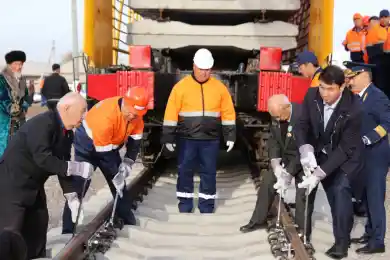 3400 рабочих мест, 20 тыс тонн рельс, 9 новых станций: Казахстан начал строить новую ж/д дорогу