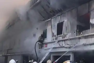 В Алматы на рынке горели контейнеры с автозапчастями