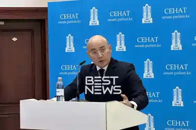 Министр Куантыров пришел в Сенат в костюме отечественного производства