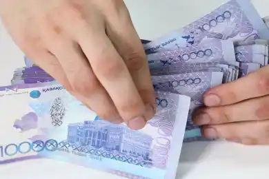 Безналичные переводы казахстанцев: Токаев дал поручения