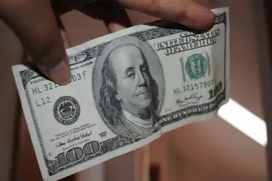 В Нур-Султане горничная украла у иностранца 100 долларов