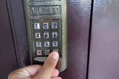 В Нур-Султане курьера ударил током домофон, пострадавший госпитализирован 