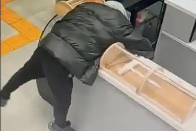 В Астане мужчина молча стащил деньги из медцентра