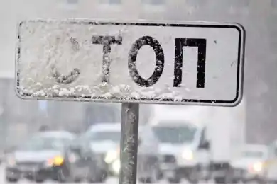 В пяти областях Казахстана остановили движение транспорта