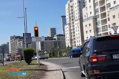 Спорный светофор установили возле Дома министерств - видео